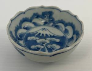lot 88 image: Vintage Oriental Pottery Bowl 4 x 1 34