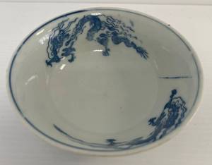 lot 98 image: Antique Japanese Blue And White Bowl 6 x 2 12 Dragon Theme (No Cracks Or Chips)