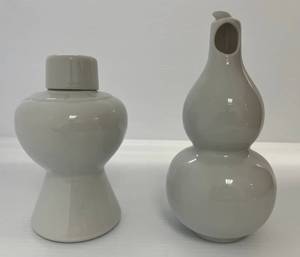 lot 99 image: Pair Of Vintage Japanese Pocelain Sake Containers 8 Gourd Shaped And 6 12 With Sake Cup