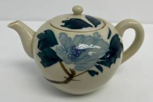 lot 181 image: Japanese Made Porcelain Teapot With Floral Design 6 12 x 4 (No Chips Or Cracks)