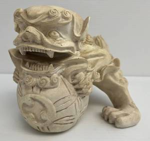 lot 210 image: Vintage Ceramic Foo Dog 9 x 7 x 5 (No Chips Or Cracks)