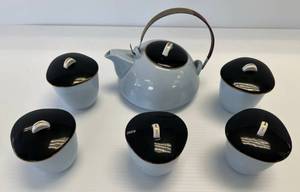 lot 211 image: Vintage Toyotoki 6 Pc. Porcelain Tea Set With Lids (No Chips Or Cracks)