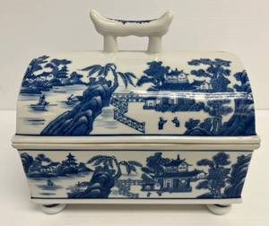 lot 246 image: Vintage Bombay Company Porcelain Blue & White  Chinoiserie Chest (No Chips Or Cracks) 10 14 x 10 x 6 12