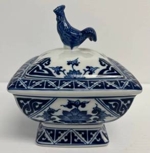 lot 247 image: Vintage Bombay Company Porcelain Blue & White Serving Dish With Rooster Handle Lid 5 12 x 5 12 x 7
