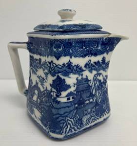 lot 248 image: Vintage Flow Blue, Blue Willow Porcelain Drink Pitcher With Lid (No Chips Or Cracks) 7 12T x 8
