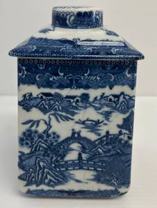 lot 249 image: Vintage Flow Blue, Blue Willow Porcelain Biscuit Barrel With Lid (No Chips Or Cracks) 7 12x 5 x 5