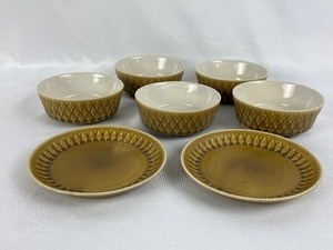 lot 51 image: Fabulous Vintage Danish Stoneware by Nissen Kronjyden in Mustard Gold- Bing & Grondahl
