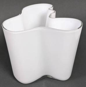 lot 37 image: 1960s Alvar Aalto Signed IITTALA Vase #3030 - Finnish Art Glass