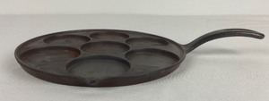 lot 79 image: RARE Vintage Griswold Cast Iron Plett Skillet   Swedish Dollar Pancake Pan