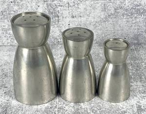 lot 113 image: Vintage Pewter Salt & Pepper Shakers - Brdrene Mylius (BM) NORWAY
