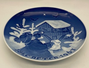 lot 136 image: Vintage Bing & Grondahl Christmas Plate (Fuglenes Jul) - 1967 - Copenhagen, Denmark
