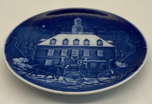 lot 135 image: Vintage Bing and Grondahl Christmas Eve 1986 Small Plate - Hand Painted and Made in Denmark