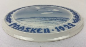 lot 152 image: Vintage Royal Copenhagen Bing & Grondahl Easter Wall Hanging - Paasken 1922