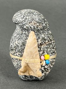 lot 143 image: Grey Stone Zuni Bird Fetish with Attached Carved Stone Arrowhead and Beads