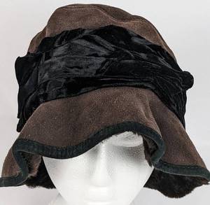 lot 123 image: Vintage SUSAN BRADFORD Brown Sheepskin Hat wtih Black Velvet Trim