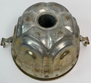 lot 202 image: Vintage Aluminum Jello Mould