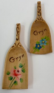 lot 204 image: Sweden Collection of Tiny Kitchen Tools & Friends
