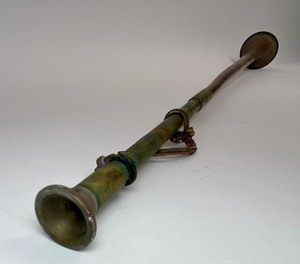 lot 297 image: Vintage Brass & Copper Straight Fanfare Trumpet  Bugle Celebration Horns - One 36 & One 8.5