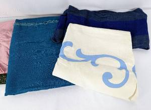 lot 321 image: Great Vintage Fabric in Shades of Blue