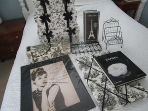 Black & White Dcor