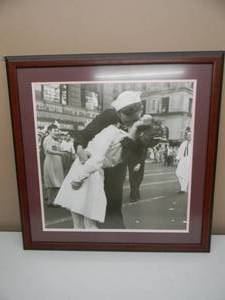 lot 26 image: FRAMED LARGE - Alfred Eisenstadts photograph of a sailor and a nurse kissing in Times Square - AWESOME AMERICANA PIECE - NICE - APPROX 28 By 28 - SEE PICTURES