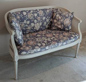 Beautiful Vintage Floral Settee