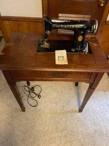 Vintage Singer Electric Sewing Machine Model 101-3