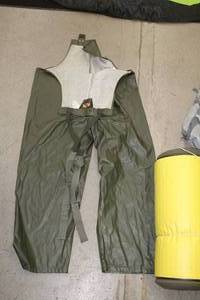 lot 755 image: Stearns Dry Wear Size XL Mens Outerwear Waders