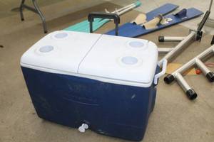 lot 805 image: Rubbermaid Rolling Chest Cooler