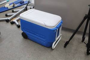 lot 806 image: Igloo Wheelie-Cool Rolling Chest Cooler