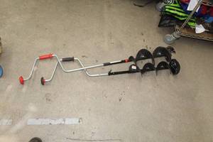 lot 825 image: Lot of (2) 58 Manual Ice Augers