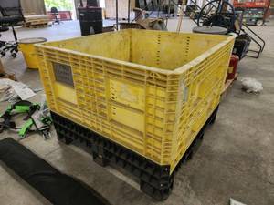 lot 44 image: Plastic Gaylord