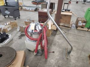 lot 84 image: CrUSAder Commercial SteamWet Vacuum