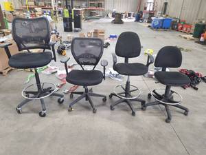 lot 114 image: Lot of (4) Adjustable Height Rolling Office Arm Chairs