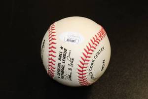 lot 127 image: Johnny Bench Sweet Spot Autograph Baseball JSA COA #AD51103