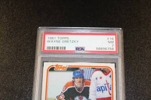 lot 144 image: 1981-82 Topps Wayne Gretzky #16 PSA 7