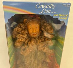 1998 Warner Brothers Toy The Wizard Of Oz (Yellow Brick Road Collection) Soft Doll (Cowardly Lion) With Medal Of Courage NIB
