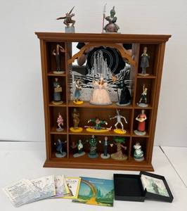 Vintage Wooden Display Shelf With Printed Mirror And 20 Franklin Mint (The Wizard Of Oz) Portrait Sculptures