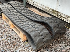 lot 31 image: Set Of Used Bobcat E35 Excavator Tracks