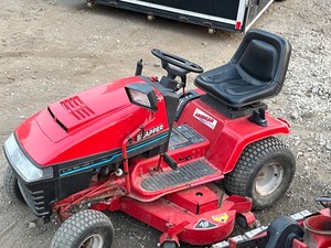 lot 6 image: Snapper Lawn Tractor With Snowblower
