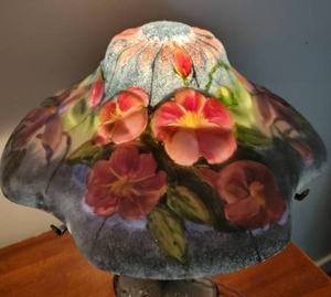 lot 26 image: Reverse Painted Art Nouveau Table Lamp