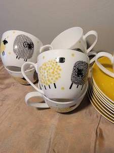 lot 82 image: Ulster Weavers Tea Service Dish Set