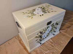 lot 91 image: Thomas Museum Jewelry Box