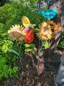 lot 200 image: Vibrant Garden Decorations