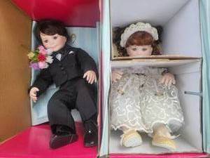 lot 124A image: Marie Osmond Porcelain Doll - White Christmas A Bouquet