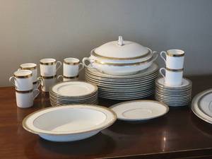 lot 83 image: Fine English Bone China Service for 10 by Aynsley - Odyssey