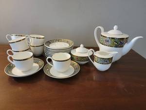 lot 84 image: Fine W. German Bone China Tea Service for 11 by Villeroy & Bosch - Vie Sauvage
