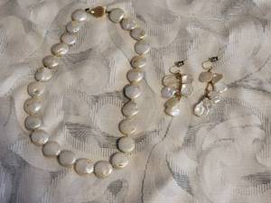 lot 9A image: 14K Gold Freshwater Pearl Necklace  Earring Set