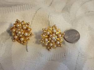 lot 9B image: 22K Gold Pearl Earrings