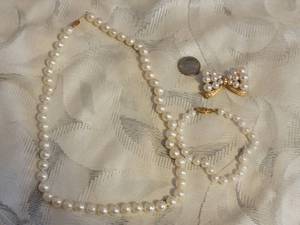 lot 9C image: 14K Gold Pearl Necklace  Bracelet  Brooch Pairing
